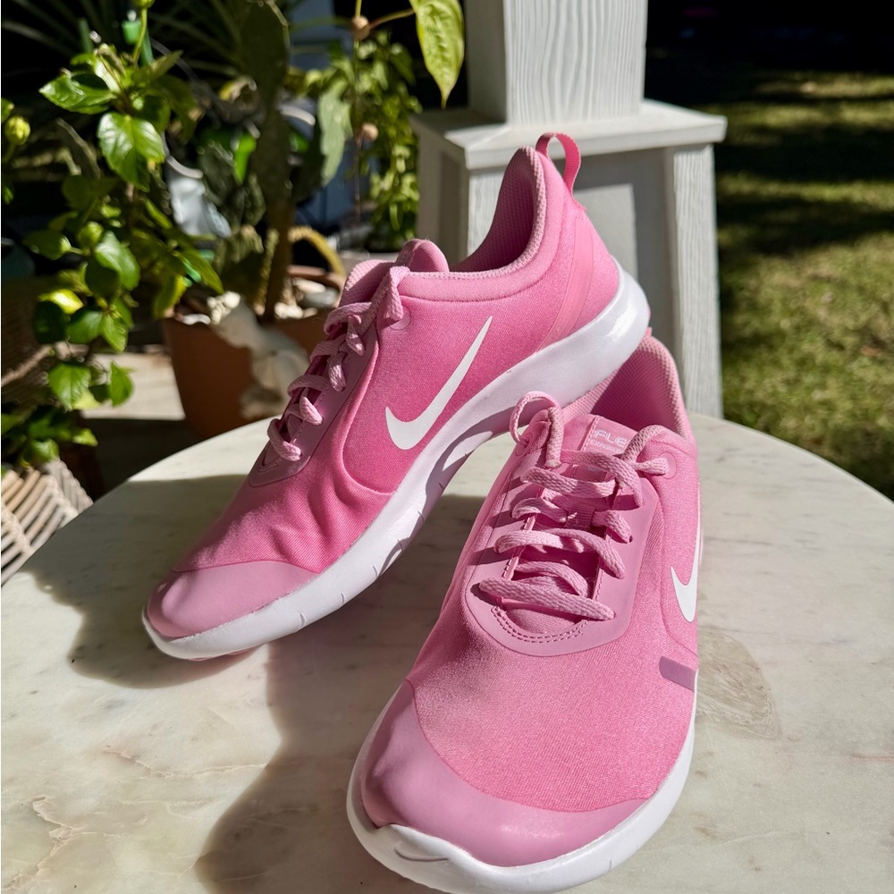 Nike 💕 Size 6 Y 💕Vibrant Pink Sneakers